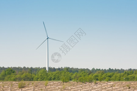生态的风力涡轮机网格在蓝天上关闭风车图片