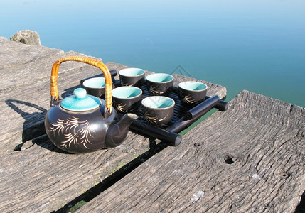 茶在木制码头上黏土棕色的喝图片