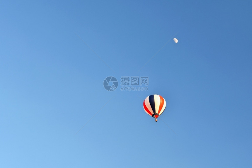 烧伤天线节日落时飞行的多彩热气球与天空相伴的自然多彩背景图片