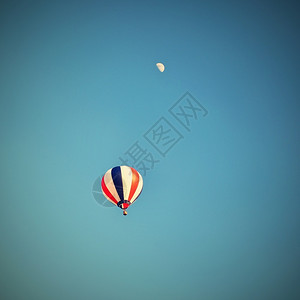 日出落时飞行的多彩热气球与天空相伴的自然多彩背景蓝色的气体图片