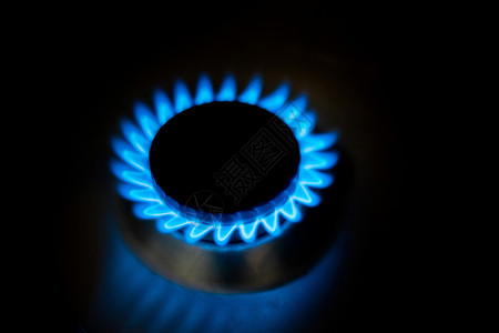 在家中黑背景上燃烧蓝色火焰的天然气家庭化石甲烷一种图片
