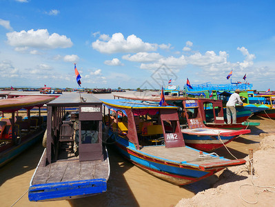 传统的观光船正在等待欢迎游客来到柬埔寨Tonle树湖东户外图片