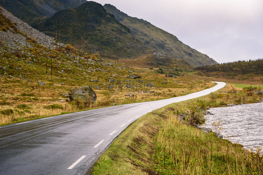 谷方向路边沿森林和山坡一带的横斜弯曲公路挪威洛福滕图片