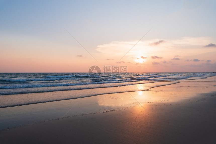季节海岸泰国日落时的热带海滩假期图片