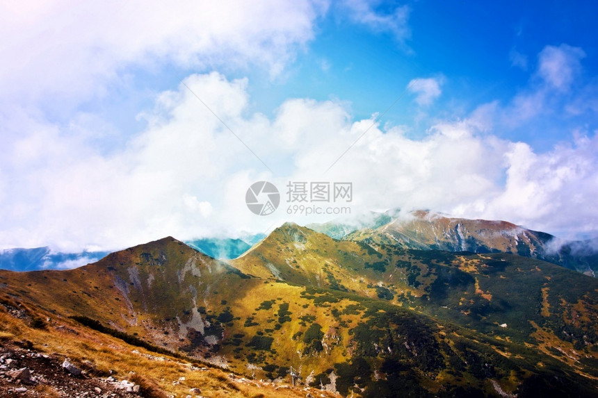 森林山地自然与秋天的奇幻和彩色秋季风景日落太阳图片