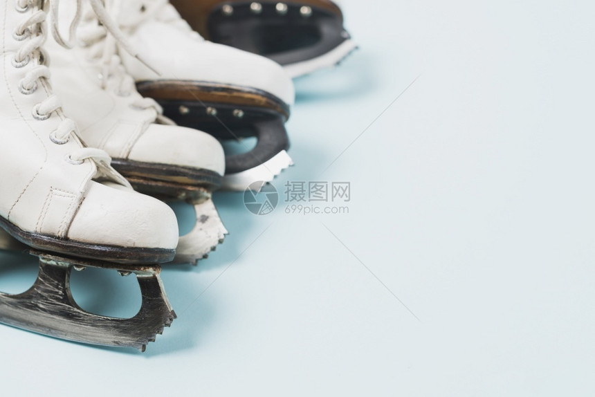 青年设置溜冰鞋滑雪乐趣图片