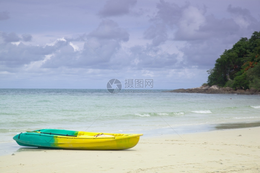 休息船停在沙滩上冲到岛后面的海滩上夏天木头图片