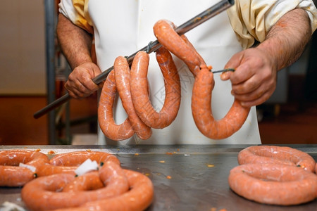 商业肉类加工厂的香肠生产高质量照片肉类加工厂的香肠生产自动化手套图片