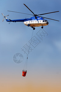 端茶送水蓝消防救援直升机用水桶运输方式送水桶紧急情况敬畏螺旋桨背景