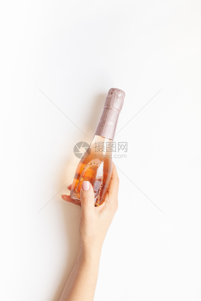 派对躺着女手握的香槟酒瓶装玫瑰葡萄其成分极少在白色背景上与面隔离并附有空间复制件用于调味的自然光模版变压请柬卡保持图片