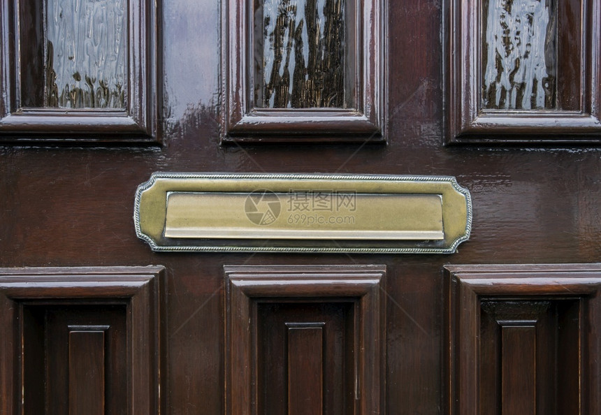 深棕色木质前门与传统金色邮箱仿古设计深棕色木质前门与传统金色邮箱门口画棕的图片
