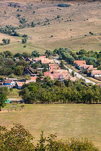 环境罗马尼亚有植被田地和房屋的乡村空中景象草季节图片
