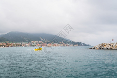 海岸工作返回意大利古里亚瓦拉泽港时的黄鱼渔船图片