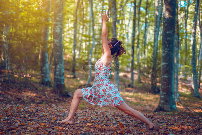 裙子和谐夏天秋在森林中穿夏装的年轻女青做瑜伽勇士在和平精神自然概念平衡中伸展图片