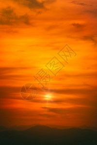 早晨自然黎明太阳在山顶上升起云层繁多黄橙色的太阳升起于高山顶图片