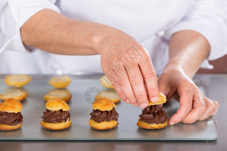 精加工可口做一些美味的巧克力卷心菜吃饱了饭的厨师女士图片