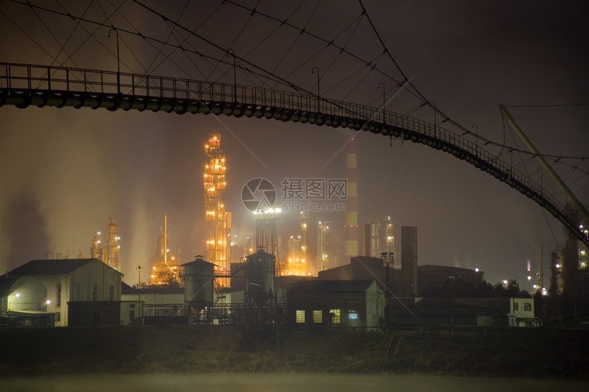 加工经过石油炼厂的烟雾生产精制图片