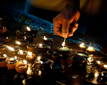 冥想火焰印度教寺作为宗仪式焚烧油灯的人蜡烛图片