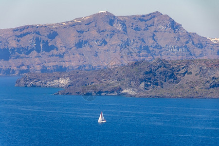 白帆游艇空中观光白帆游艇船落花海岸附近的白帆游艇晴天爱琴海洋图片