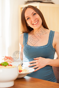 人们肚子孕妇用番茄酱吃大部份意利面粉的相片卡路里图片