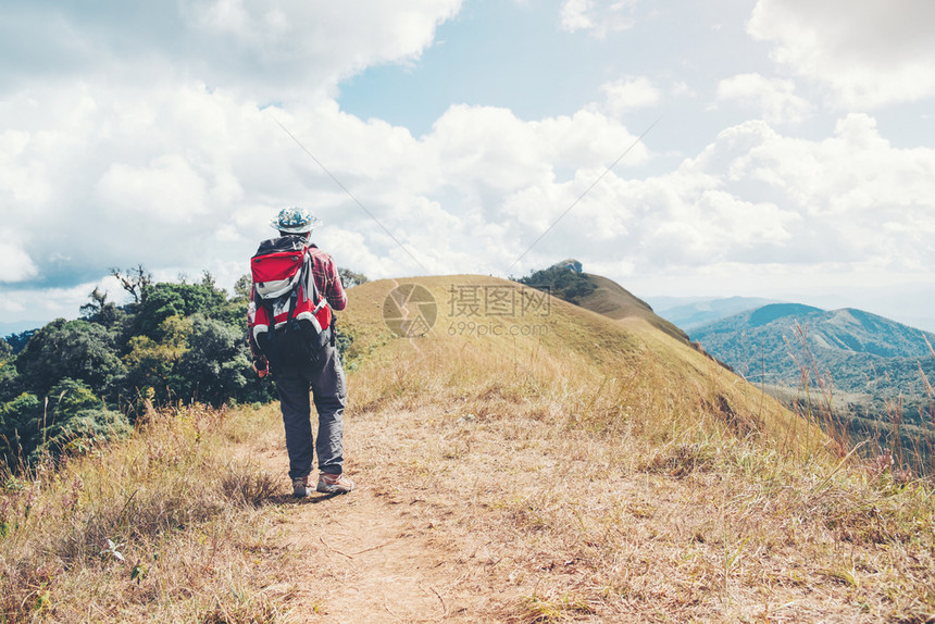 积极的冒险泰国清迈山背着包的旅游者和行Man户外图片