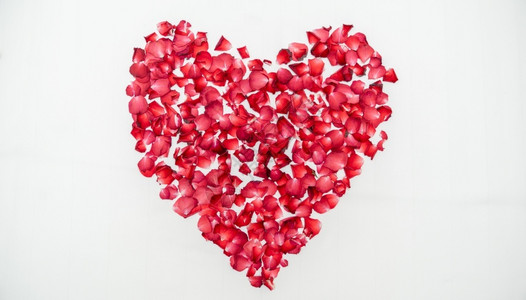 情人节浪漫的内部蜜月或结婚纪念日睡在满玫瑰的床铺上图片
