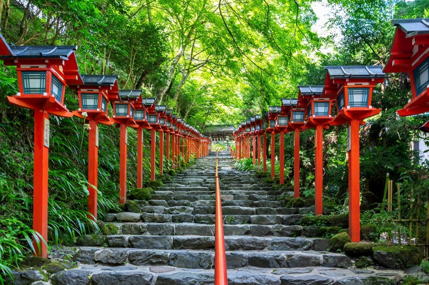 社区日本京都Kifune神庙红色传统灯杆爬坡道绿色图片