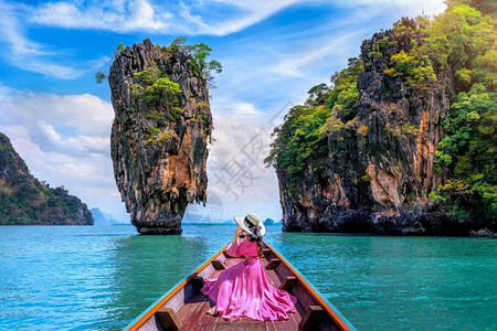 异国情调放松坐在船上寻找泰国Phangnga岛的詹姆斯邦德漂亮女孩地标背景