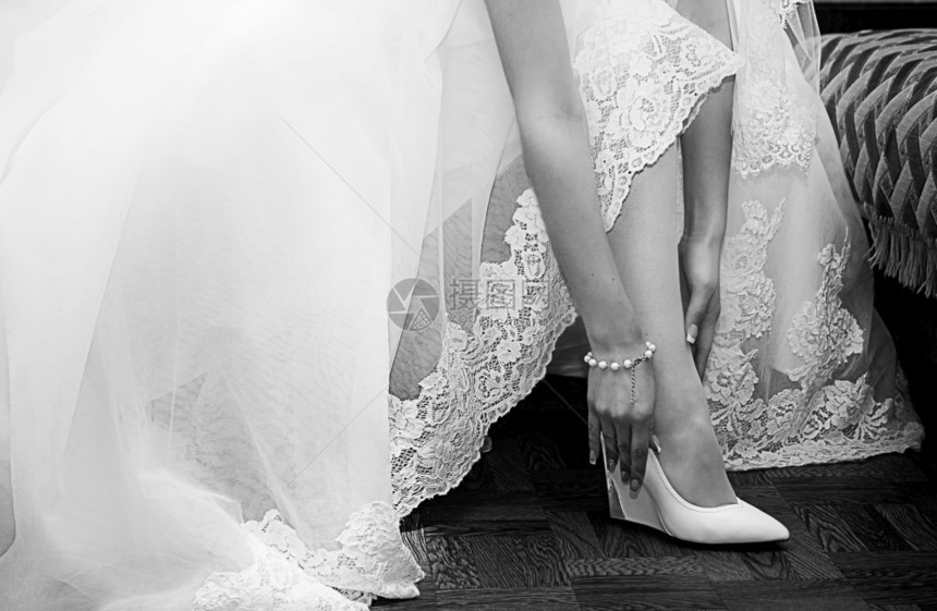 婚礼前的新娘穿高跟鞋图片