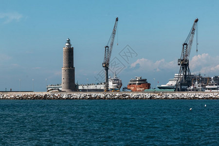 灯塔附近船坞的起重车意大利语靠近天空图片