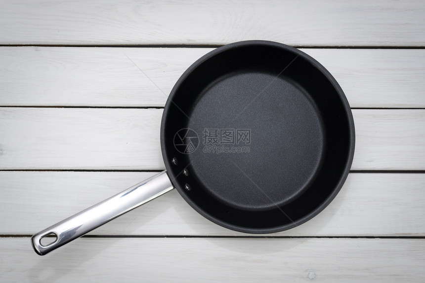 烹饪模板白木背景上的空锅顶部视图餐具家防锈的图片