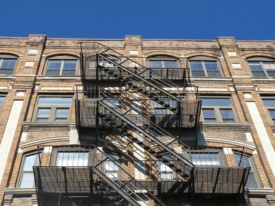 家房屋在波士顿有金属楼梯的老房子详细节建造图片