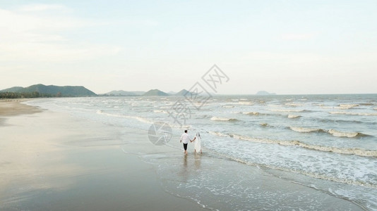 海滩日落泰国快乐浪漫情侣的景象空中观光图片