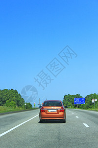 标动素材在用橙色柏油路ChevploletAveo上流动期间沿高速公路行走时乘坐汽车旅行概念CarChevploytAveoLT在沥青公背景