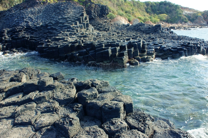 越南语GanhDaDiaPhuYen越南自然杰作大的美妙奇的遗产越南旅行的抽象地点岩石制造巨大的地形海上船造就了甘达美景富伟大图片