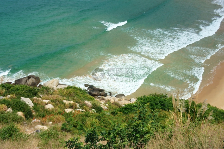 绿色生态的美丽越南风景令人惊叹和美妙的海滩周围有山丘新鲜空气亚洲旅游景色美观海区的生态环境PhuYen在越南有许多旅游景象亚洲人图片