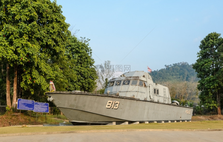 土地海啸警船813Buretpadungkit于2015年月15日在泰国攀牙际海啸博物馆展出该船于20416日被扫向内陆近公里到图片