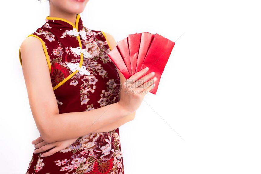 在新一年的节庆活动中以孤立白背景举办的白种背景活动将红色一包钱放在女手中并持有一包钱手势生活观概念Qipao或青山礼服cheon图片