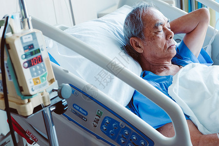 病床上输液的老年人背景图片