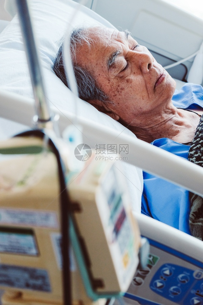 护理院病床上的老年人图片