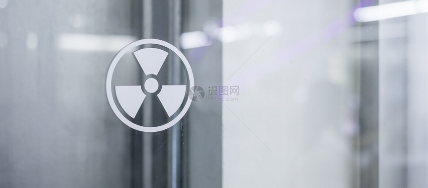 放射实验室窗户上的辐射区标志图片