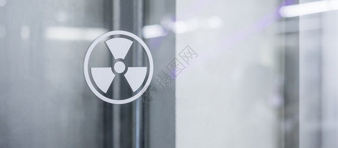 放射实验室窗户上的辐射区标志高清图片
