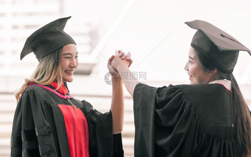 两位身穿学士服拍照的女学生图片