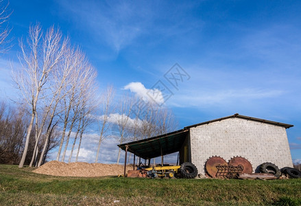 农用工具老旧的住所背景有树木场地农业桶图片