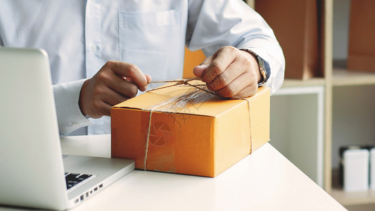 商店中未经承认的卖方人包装箱产品邮件信使图片
