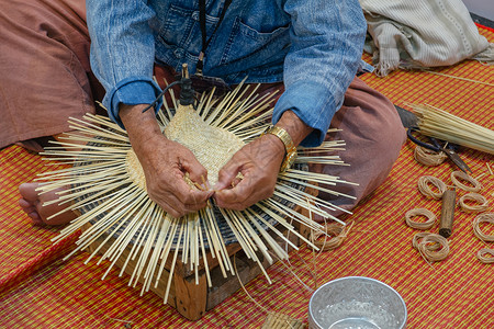 手工匠老人制作的柳条藤竹传统泰式木帽编织工艺术爱好品图片