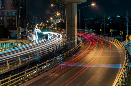 城市的桥夜幕时以曼谷城市背景为的光道横过明足迹美丽的曲线场景背景图片