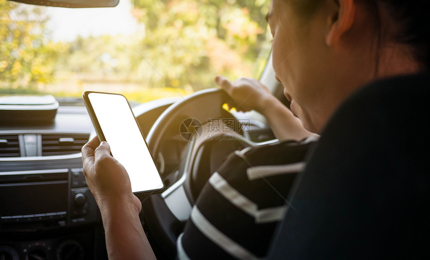 一种内部的尽管在驾驶司机路上危险活动时使用智能电话的女商家业妇职在驾驶司机道路上的危险活动图片