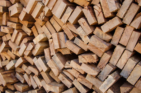 木松桩加工厂用于家具生产的堆叠木松材生产企业为了吠图片