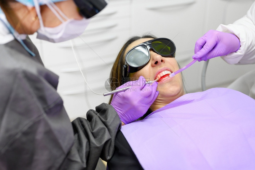 病人用激光治疗牙齿图片